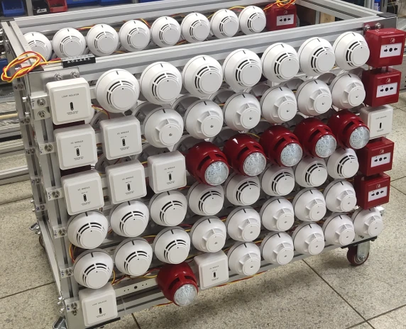 Bancada de ensaio com 324 dispositivos ligados em um único laço